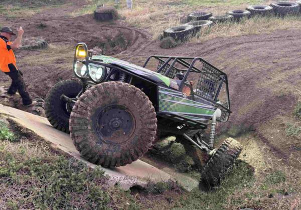 Extreme 4x4 buggy driving experiences at Ragged Edge in Geelong
